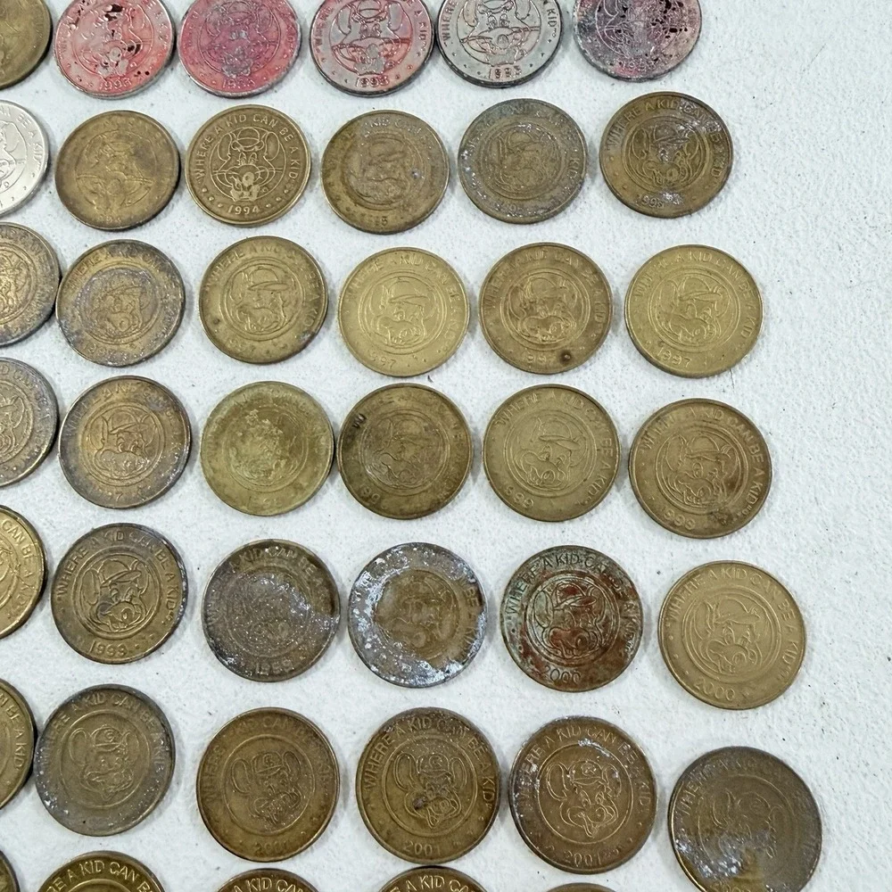 159 VINTAGE CHUCK E CHEESE TOKENS LOT 1980S-1990S‎ ARCADE TOKEN COLLECTION